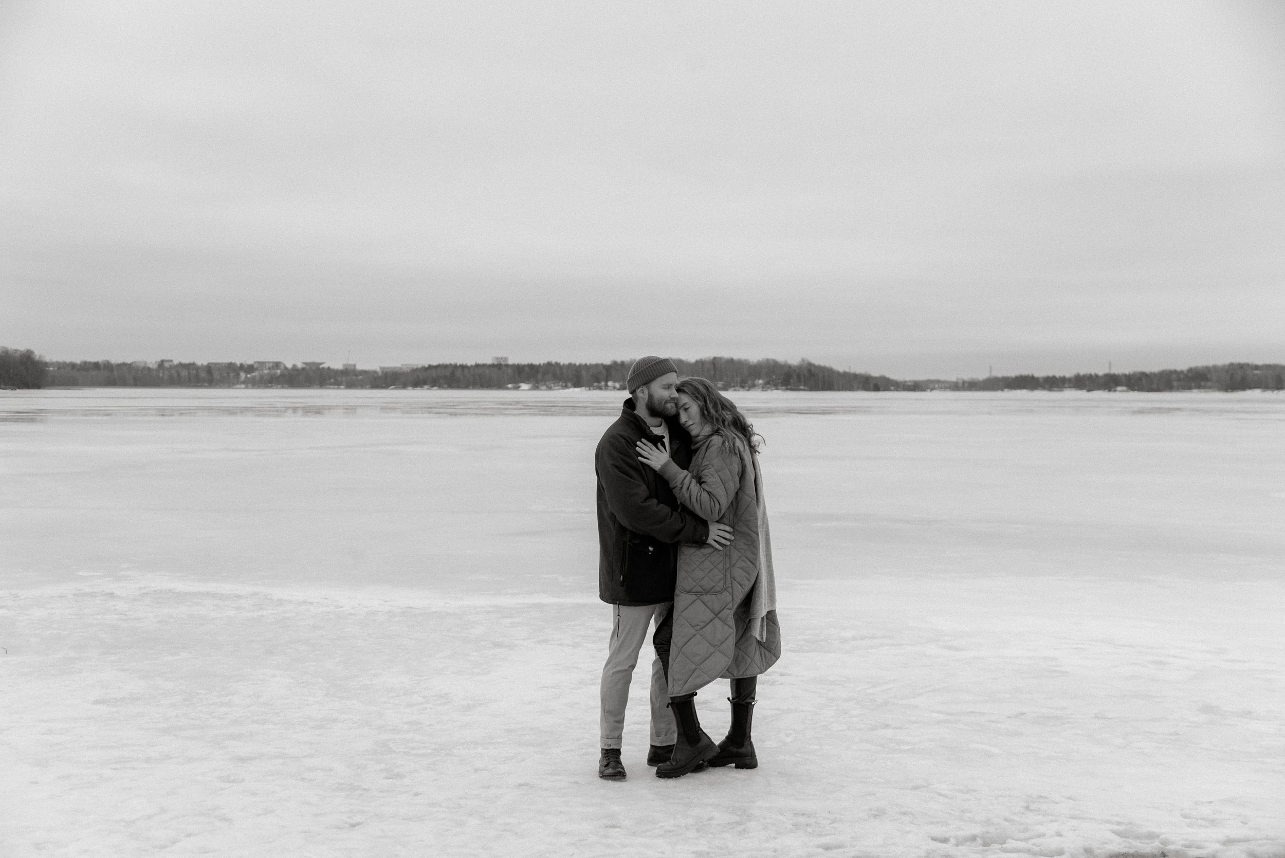 Pariskunta halaa toisiaan jäällä. Pariskuntakuvaus pääkaupunkiseutu.