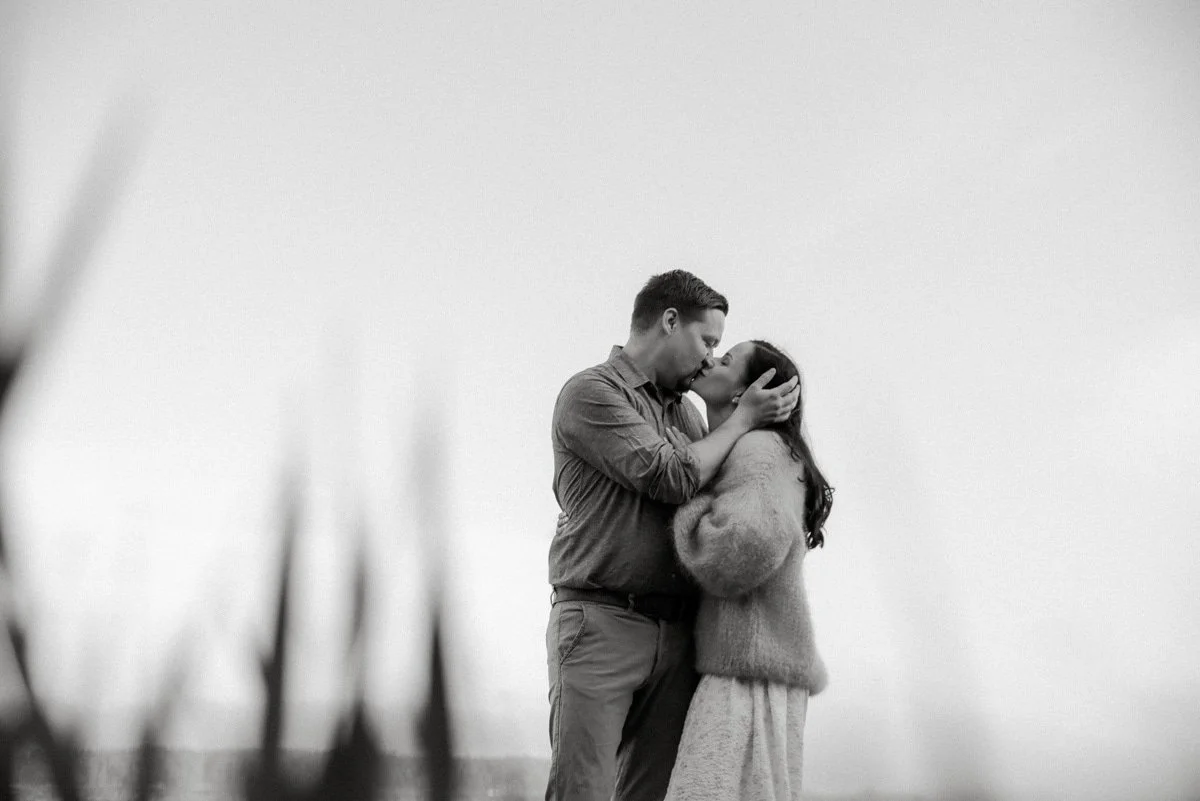 Suuteleva pariskunta mustavalkokuvassa.