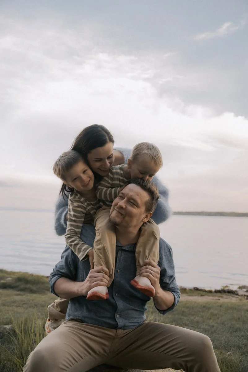 Perhekuvaukset luonnossa veden äärellä.