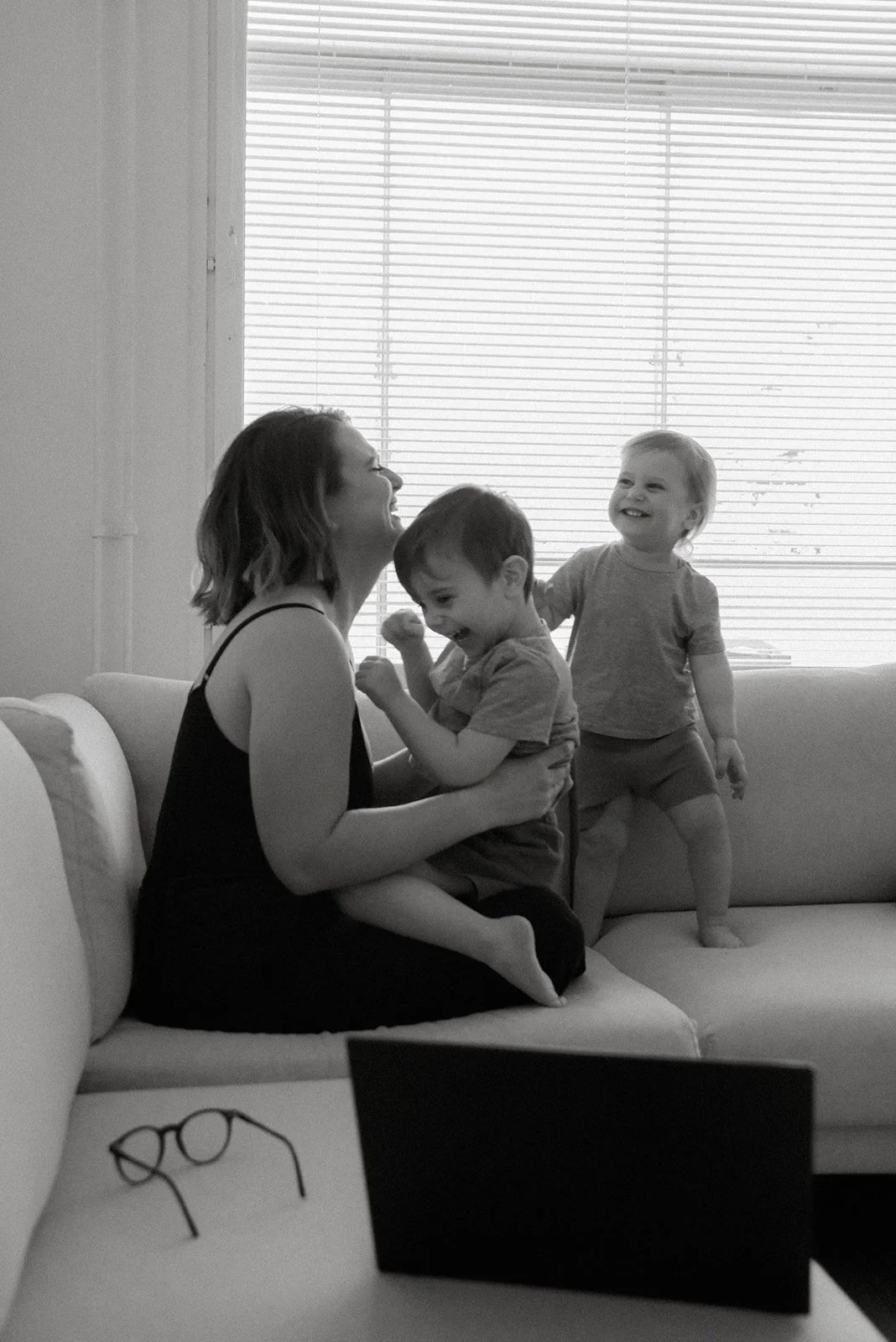 Äiti ja lapset rennosti kuvattavana kotona. Perhekuvaus pääkaupunkiseutu.