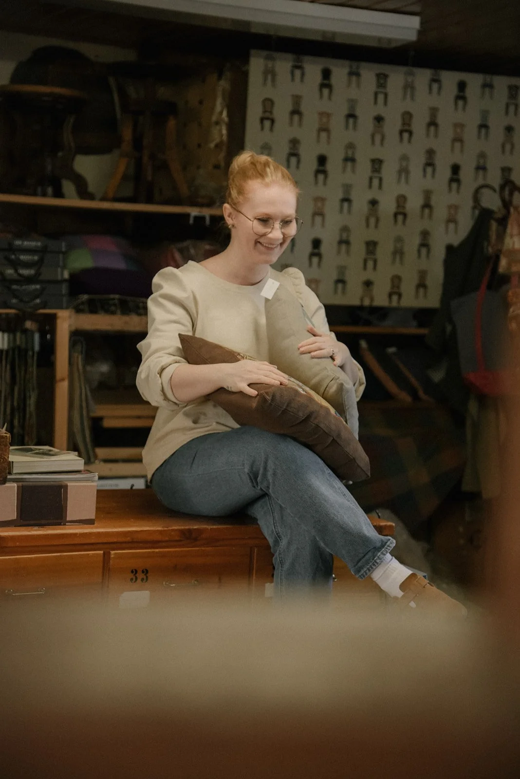 Tunnelmallinen yrityskuva verhoiluliike Eklundin yrittäjästä.