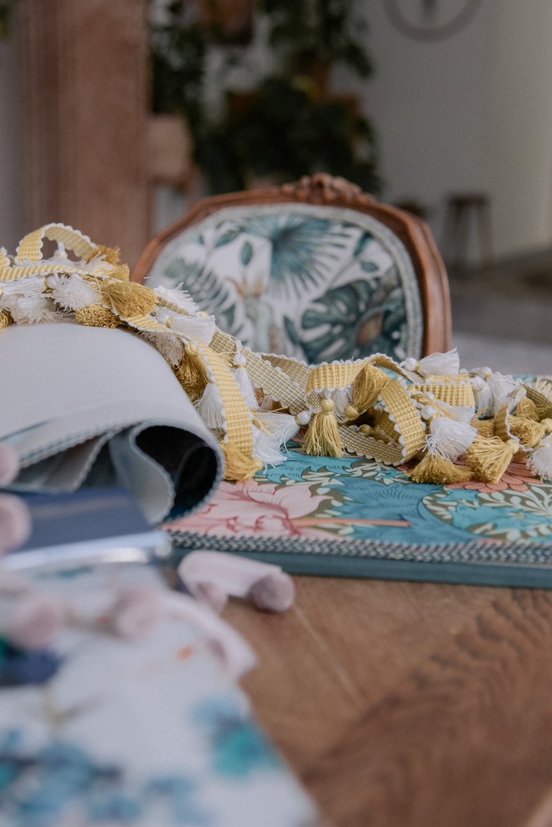 Kankaita ja koristeita Verhoomo Vanhan Viehätyksen brändikuvauksessa.