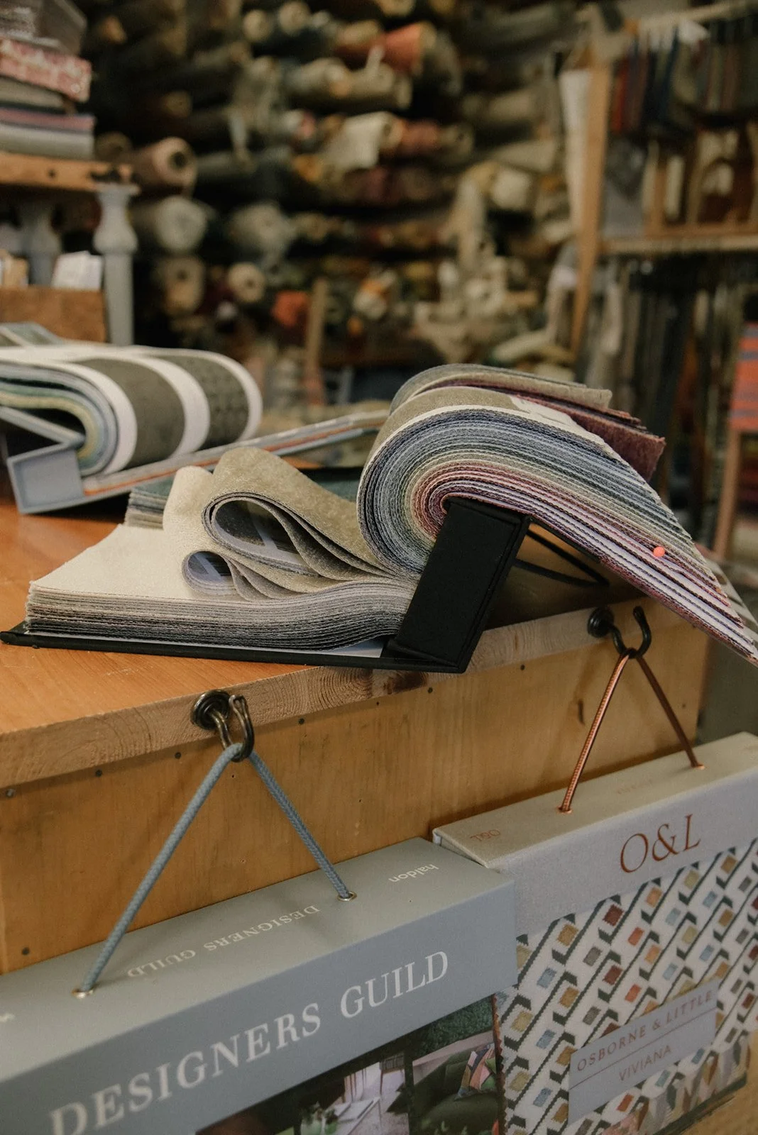 Verhoiluliike Eklundin brändikuvaus, iso kirja täynnä kangasmalleja.