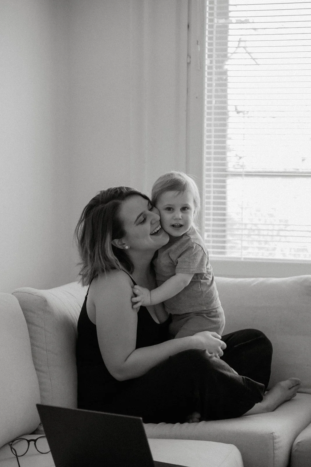 Äiti ja lapsi leikkivät yhdessä sohvalla. Perhekuvaus Espoo.