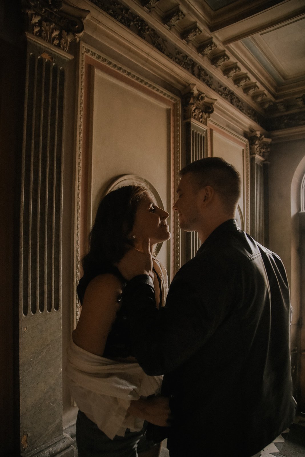 Porraskäytävässä kuvattu pariskuntakuva.