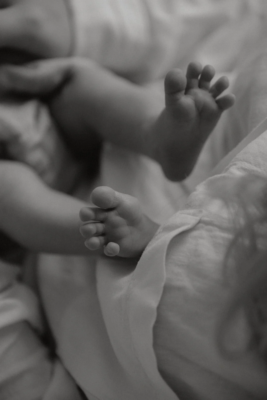 Mustavalkoinen kuva, jossa suloiset vauvan varpaat. Kuvan on ottanut vauvakuvaaja Heidi Väisänen.