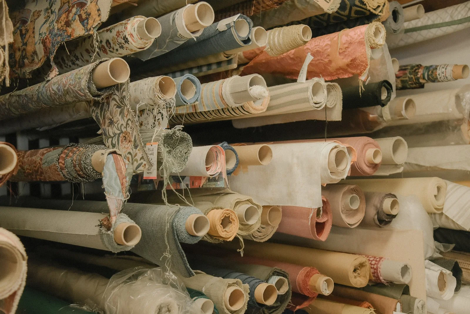 Kangasrullia telineissä verhoiluliike Eklundin tiloissa.