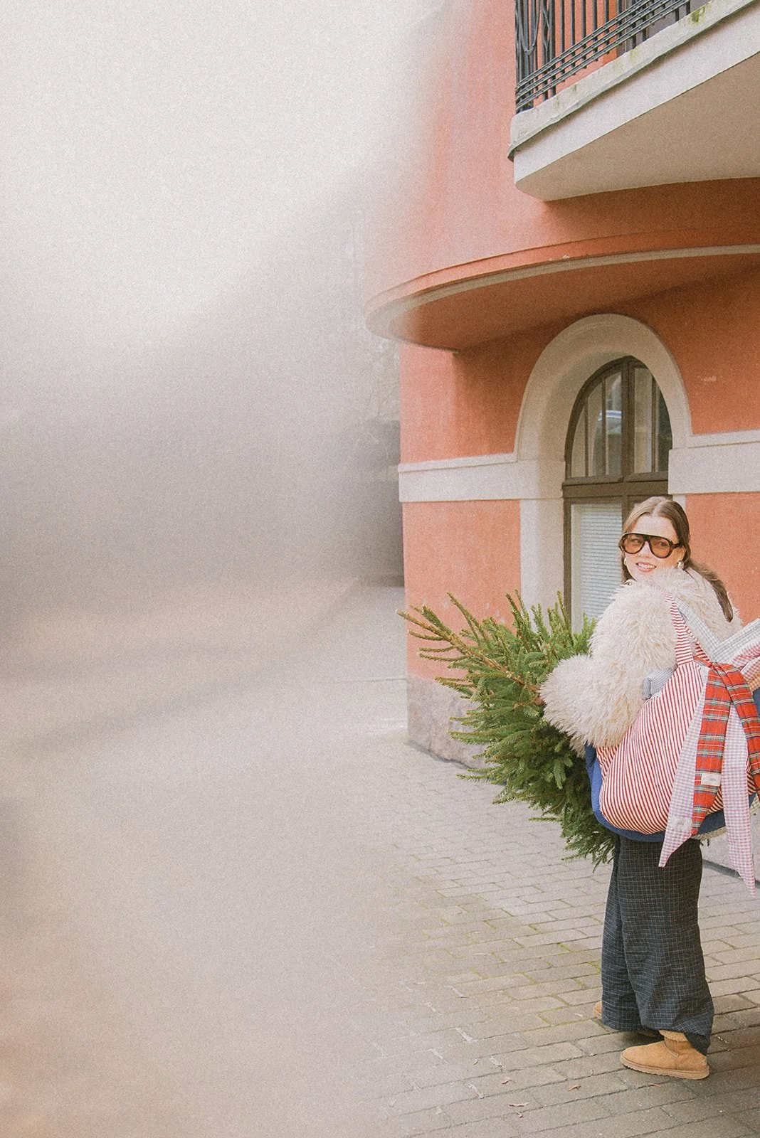 Edlan yrityskuvaus, yrittäjä kävelee kadulla brändin laukut olalla.