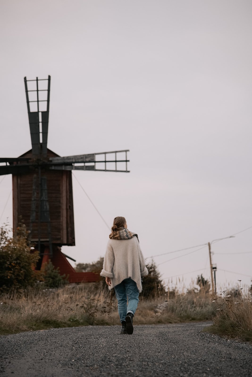 Heidi Väisäsen toteuttama brändikuvaus, yrittäjä kävelee pois päin polkua pitkin.