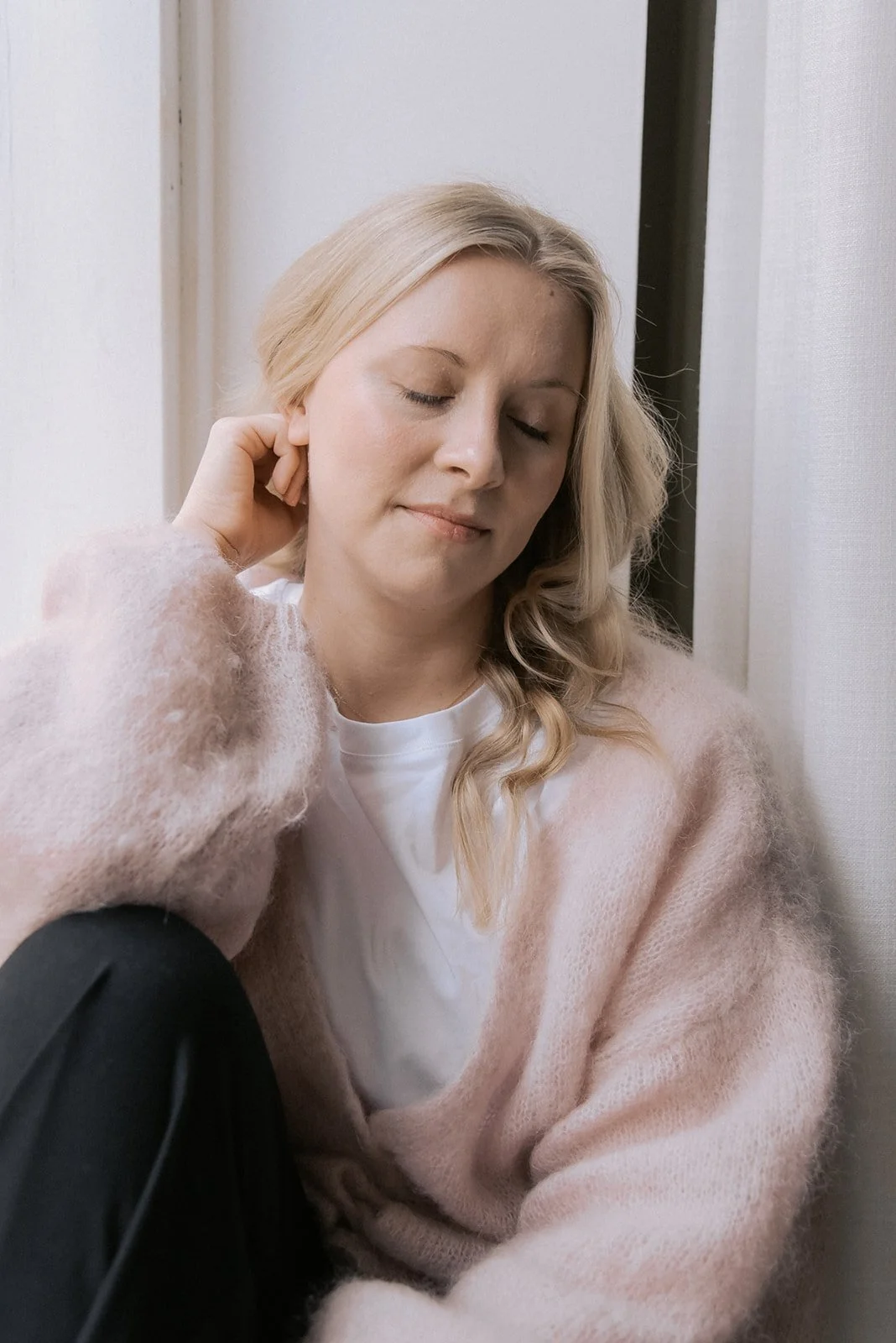 Brändikuvaus, yrittäjä ikkunan edessä istumassa.