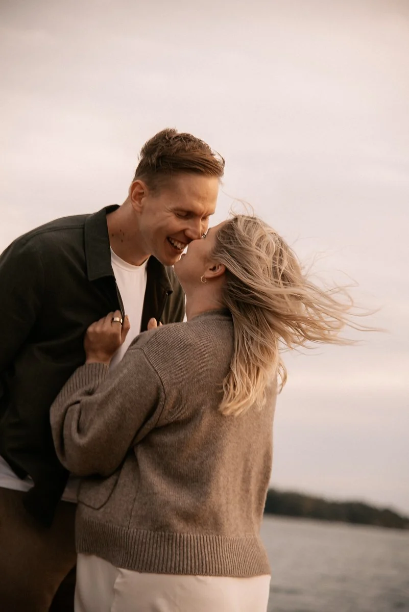 Lasta odottava pariskunta lähikuvassa.