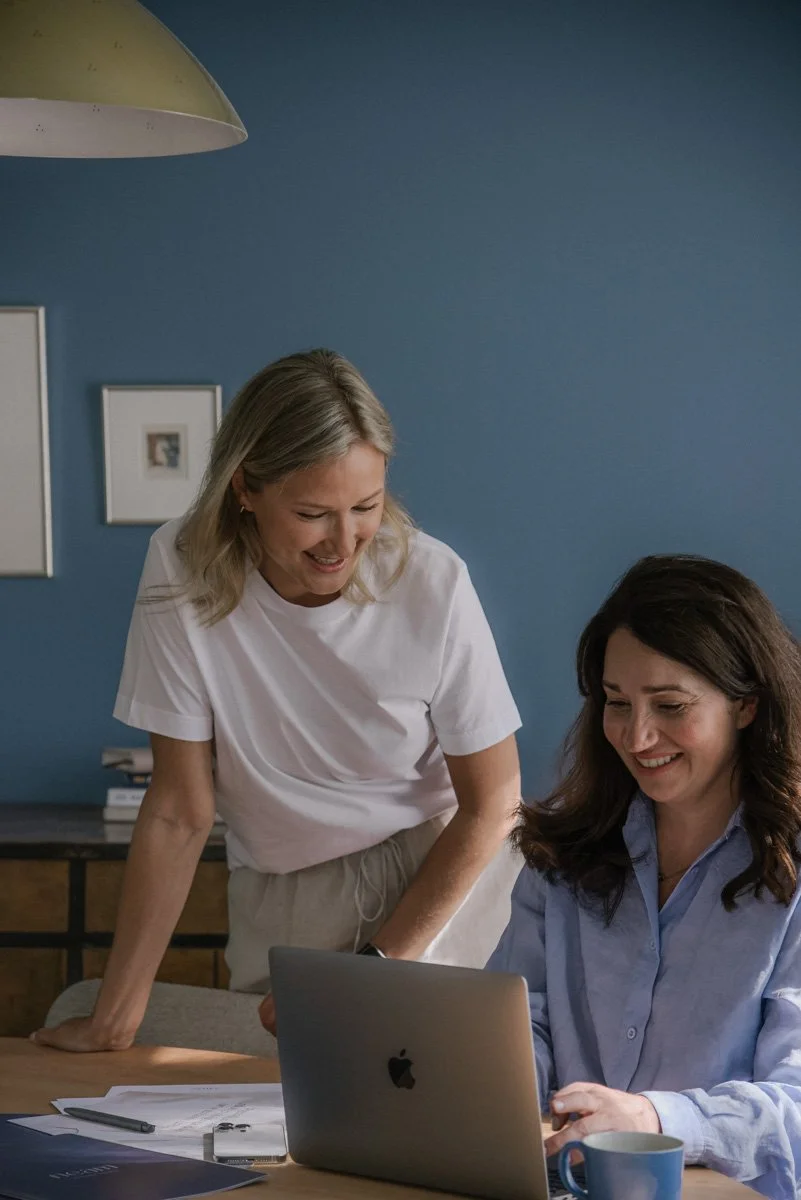 Neam Societyn brändikuvaus. Yrittäjät työssään tietokoneen äärellä. Kuvannut yrityskuvaaja Heidi Väisänen.