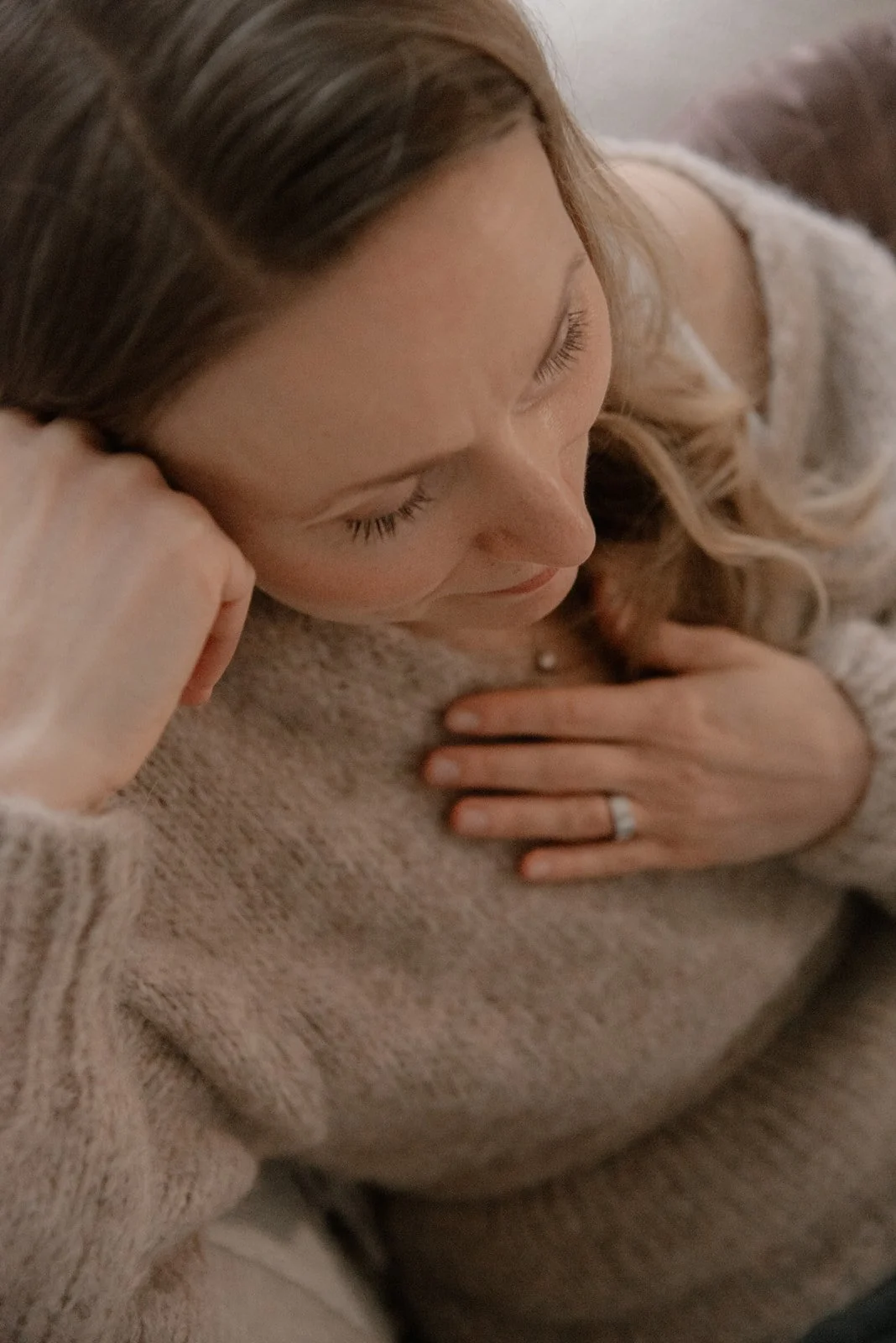 Vaumiin brändikuvaus, lähikuvassa yrittäjä harmonisessa vaatetuksessa pitelee kättä sydämellään.