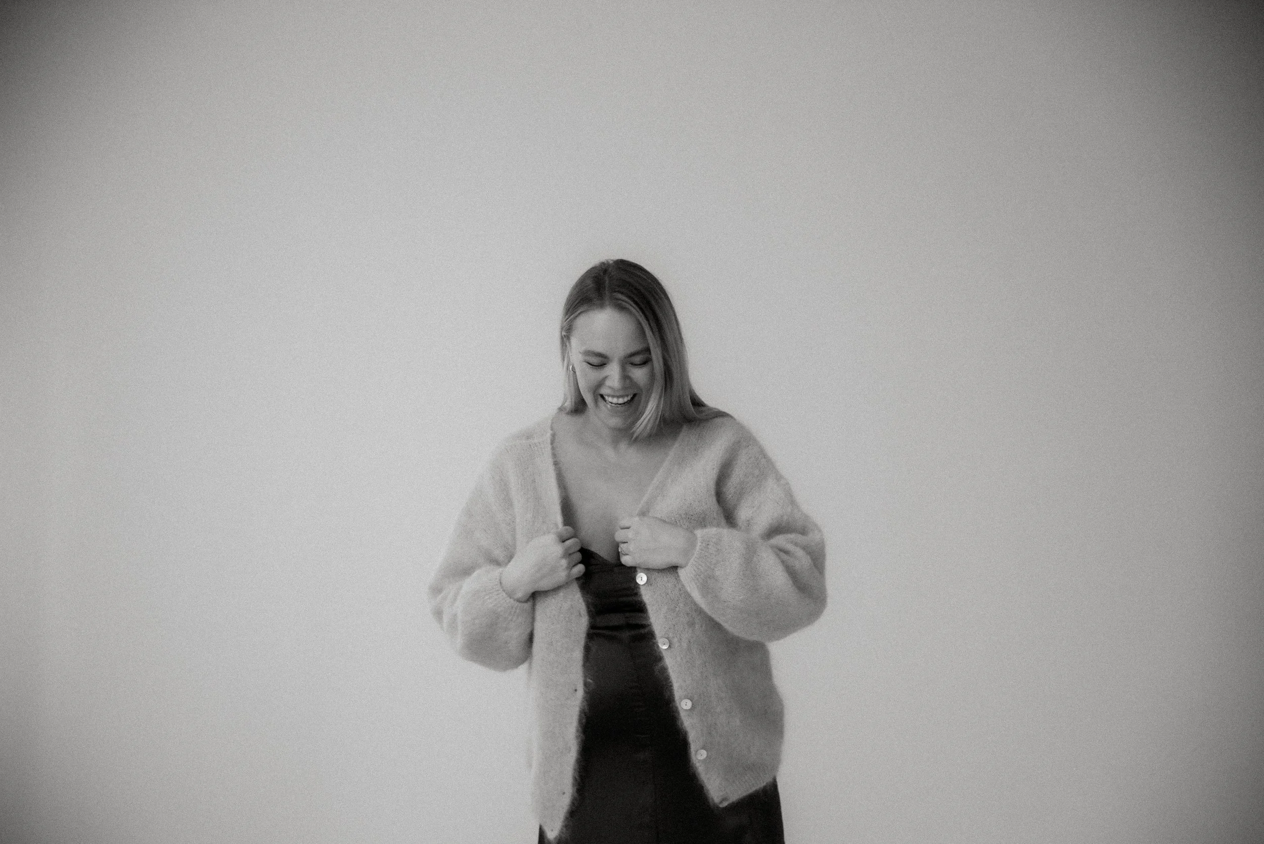 Heidi Väisäsen odotusajankuvaus studiossa.