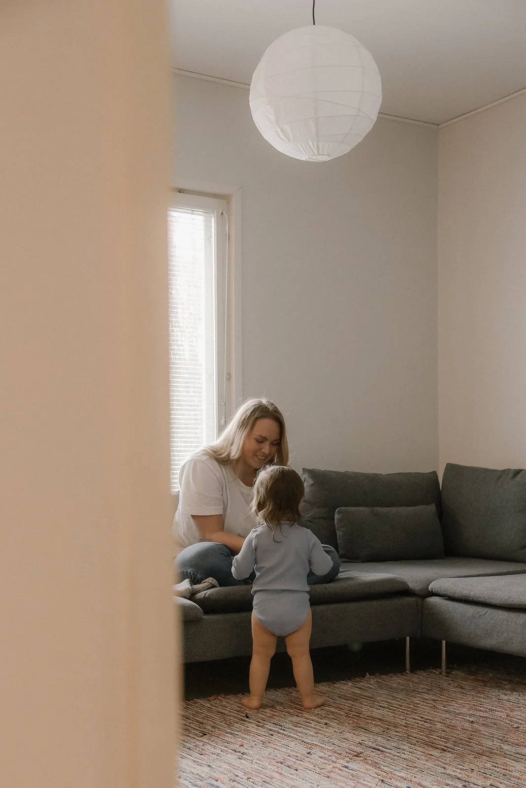 Heidi Väisänen kuvaa perhettä heidän kotonaan.