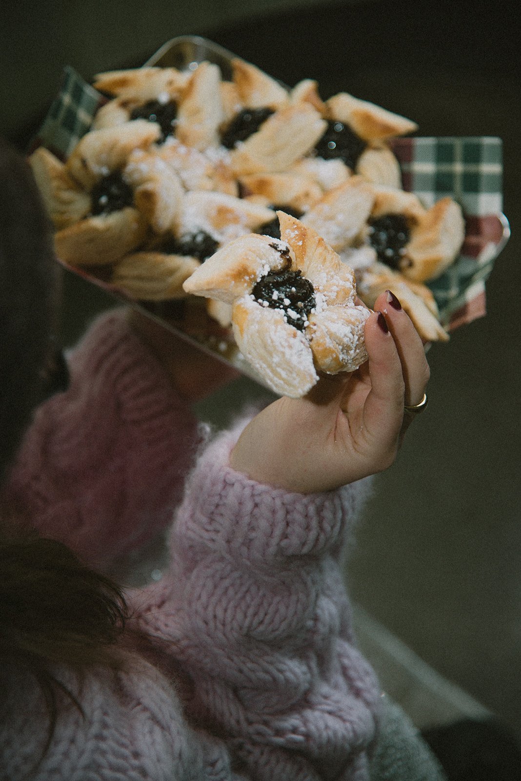 Kasa joulutorttuja Edlan yrittäjän käsissä.