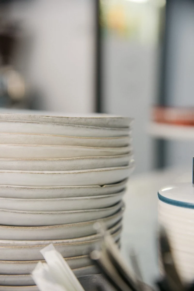 Vaaleat lautaset Bakerikan kahvilassa.