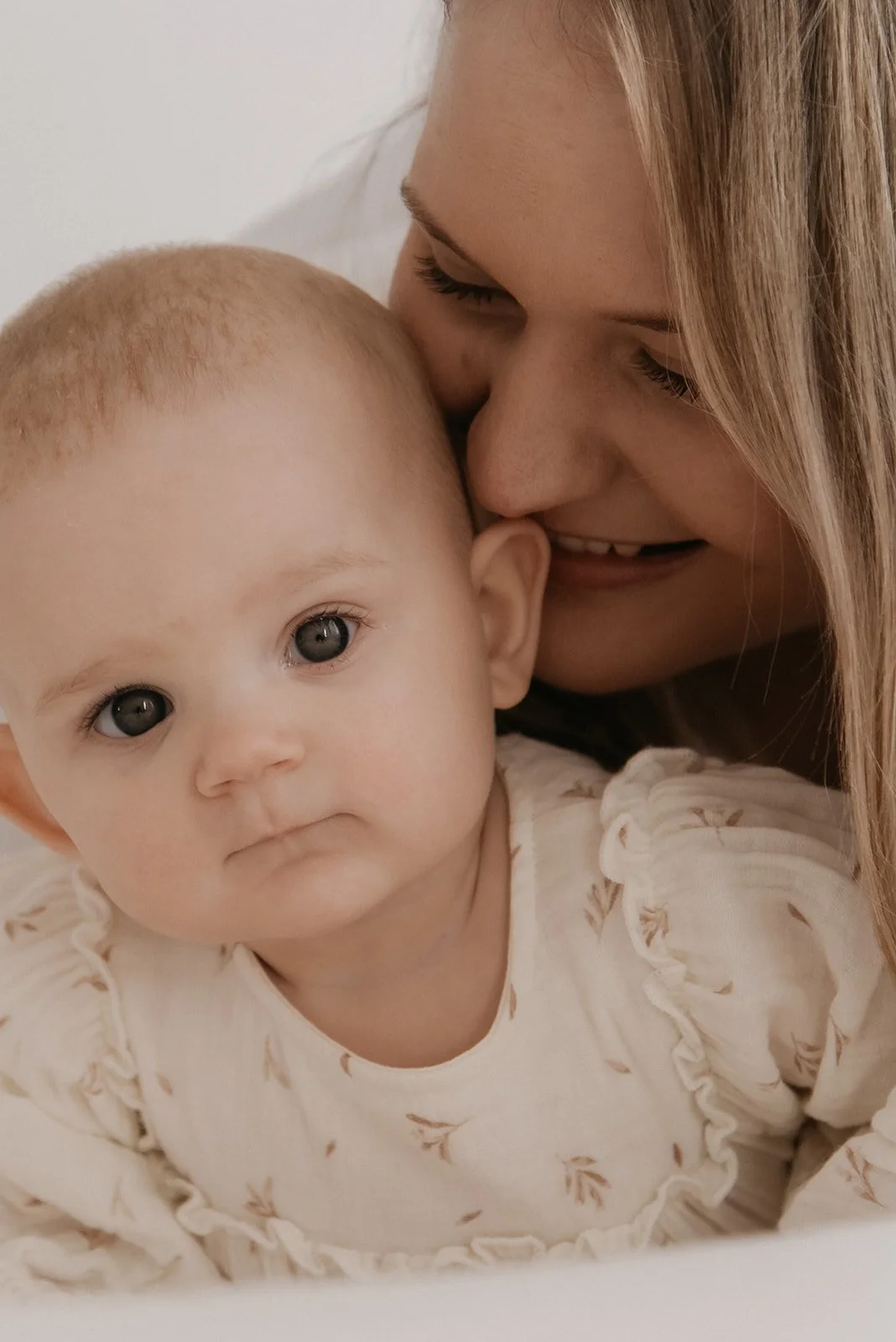 Äiti ja lapsi lähikuvassa.