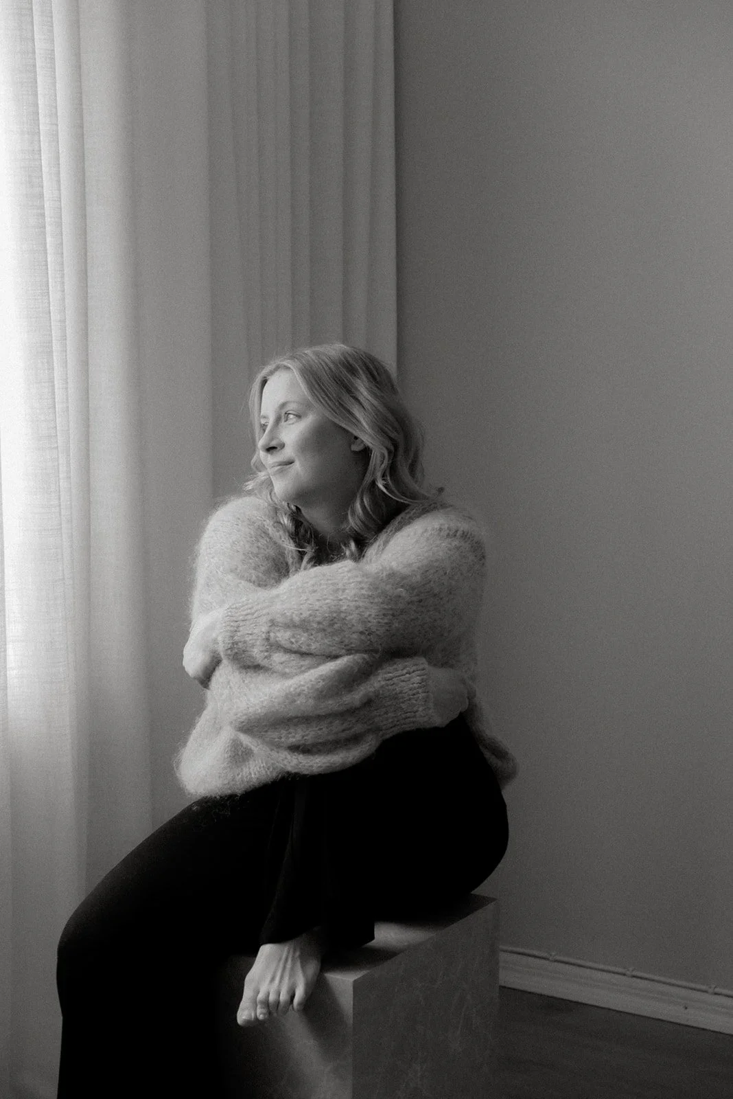 Heidi Väisäsen ottama brändikuva yrittäjästä istumassa tuolilla.