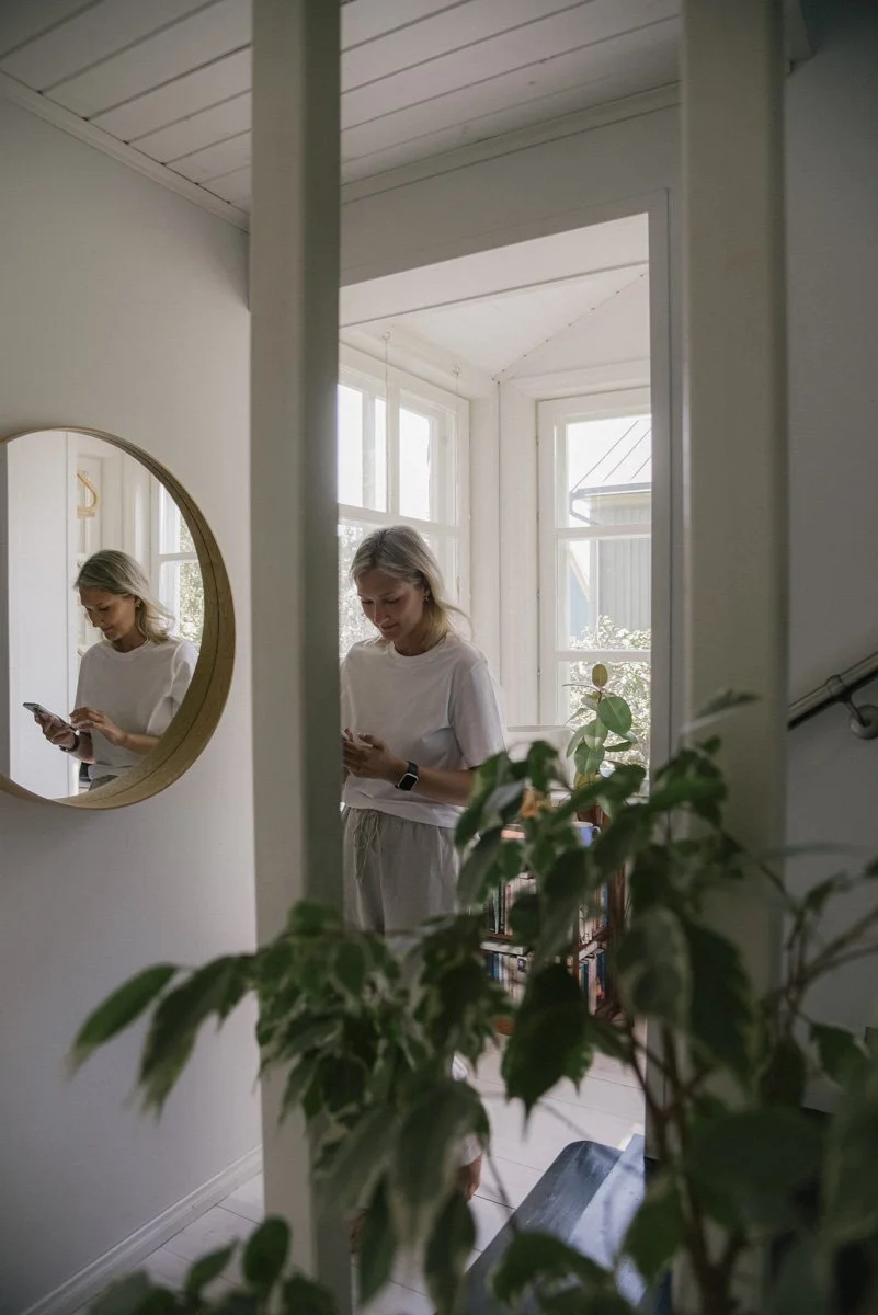 Neam Societyn brändikuvaus, yrittäjä puhelin kädessään.