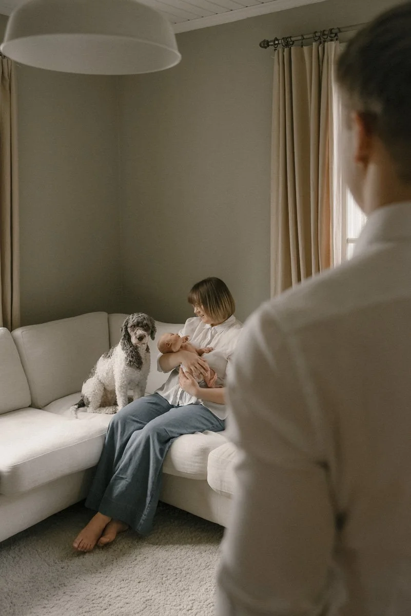 Kotimiljöössä kuvattu perhekuva. Kuvaaja Heidi Väisänen.