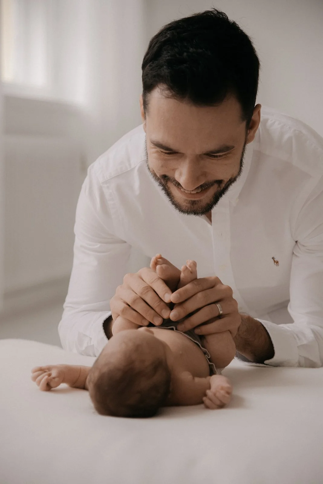 Vauvan ensi hetket ikuistettuna vastasyntyneen kuvauksesssa