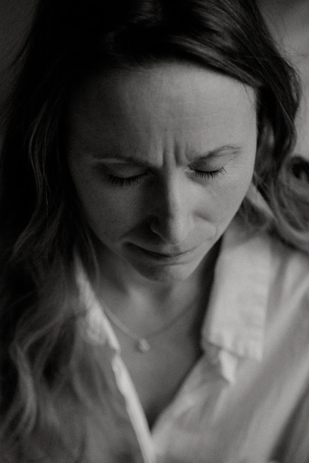 Vaumiin yrityskuvaus. Yrittäjä kurtistaa kulmiaan lähikuvassa.