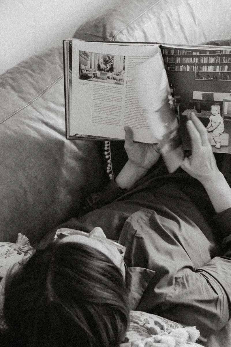 Verhoomoyrittäjä Virve Taljavirta lukee kirjaa sohvalla mustavalkokuvassa. Kuvannut brändikuvaaja Heidi Väisänen.