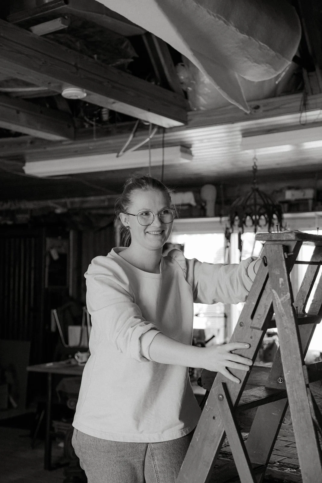 Mustavalkoinen muotokuva Verhoiluliike Eklundin yrittäjästä Ida Eklundista. Kuvannut henkilökuvaaja Heidi Väisänen.