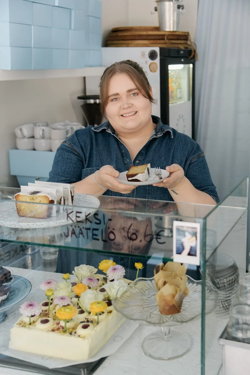 Yrityskuva, jossa Bakerikan yrittäjä esittelee leipomuksiaan.