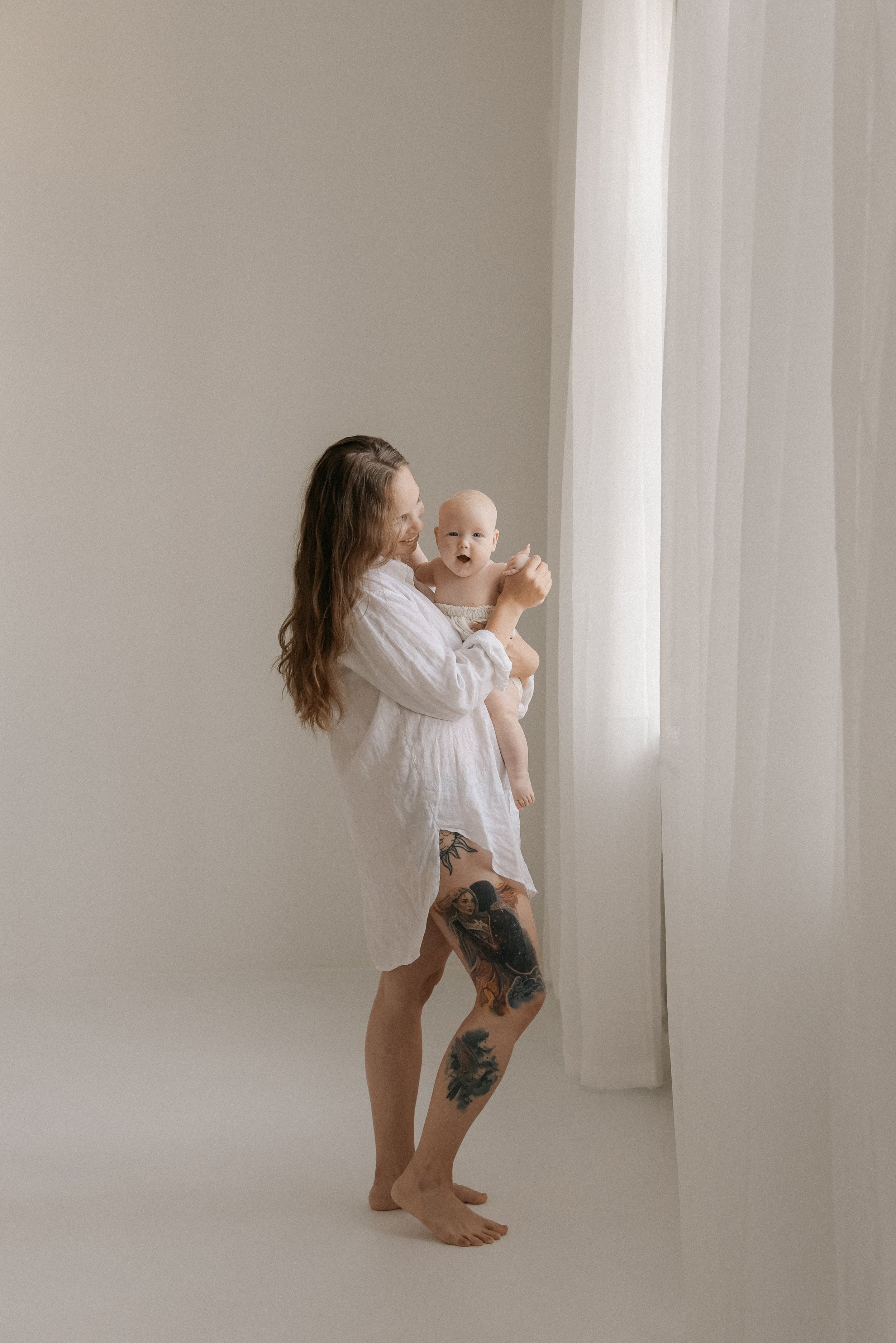 Harmoninen valokuvausstudio Saviolla Keravalla. Äiti ja lapsi poseeraavat luonnonvalossa.