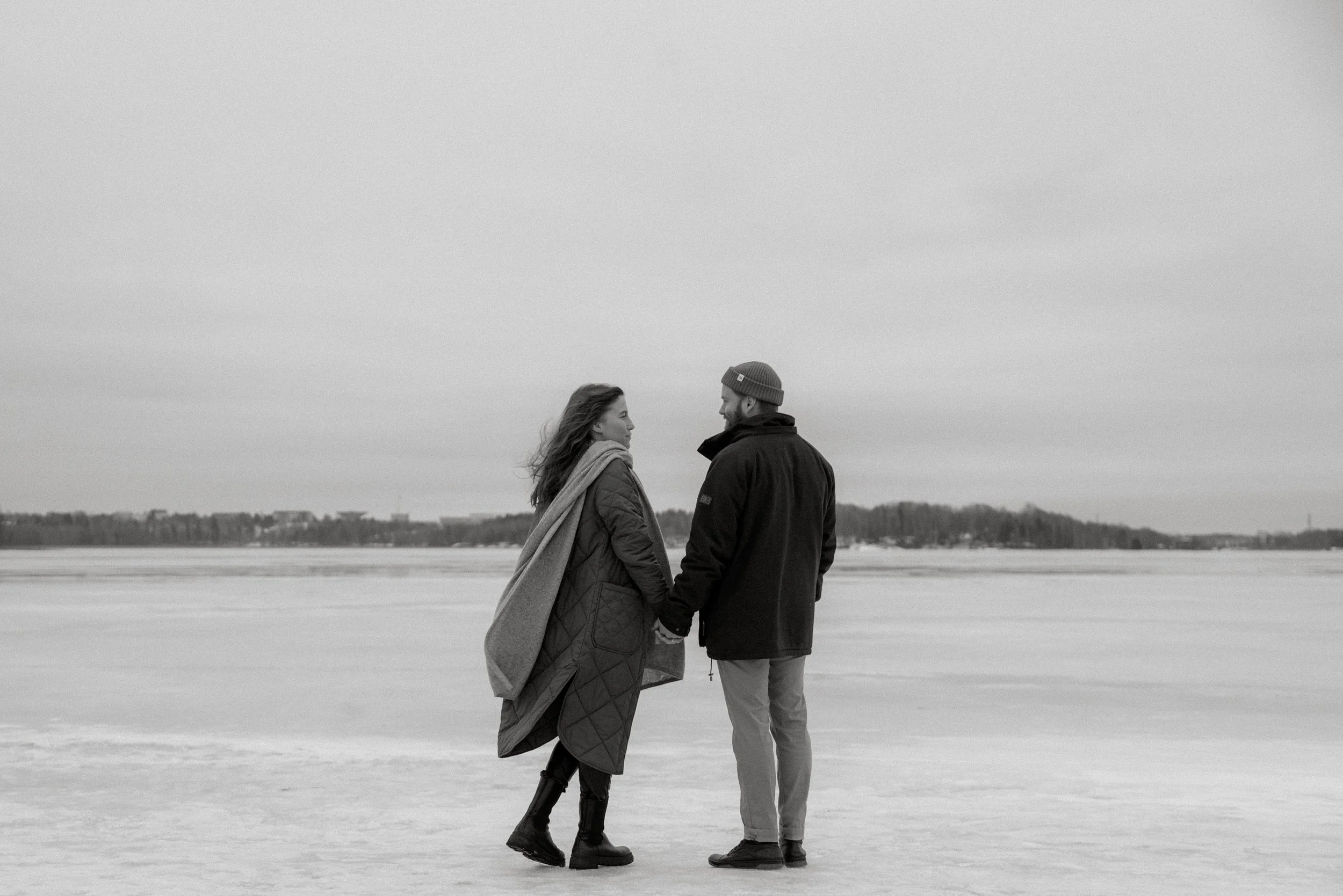 Järven jäällä toteutettu pariskuntakuvaus.