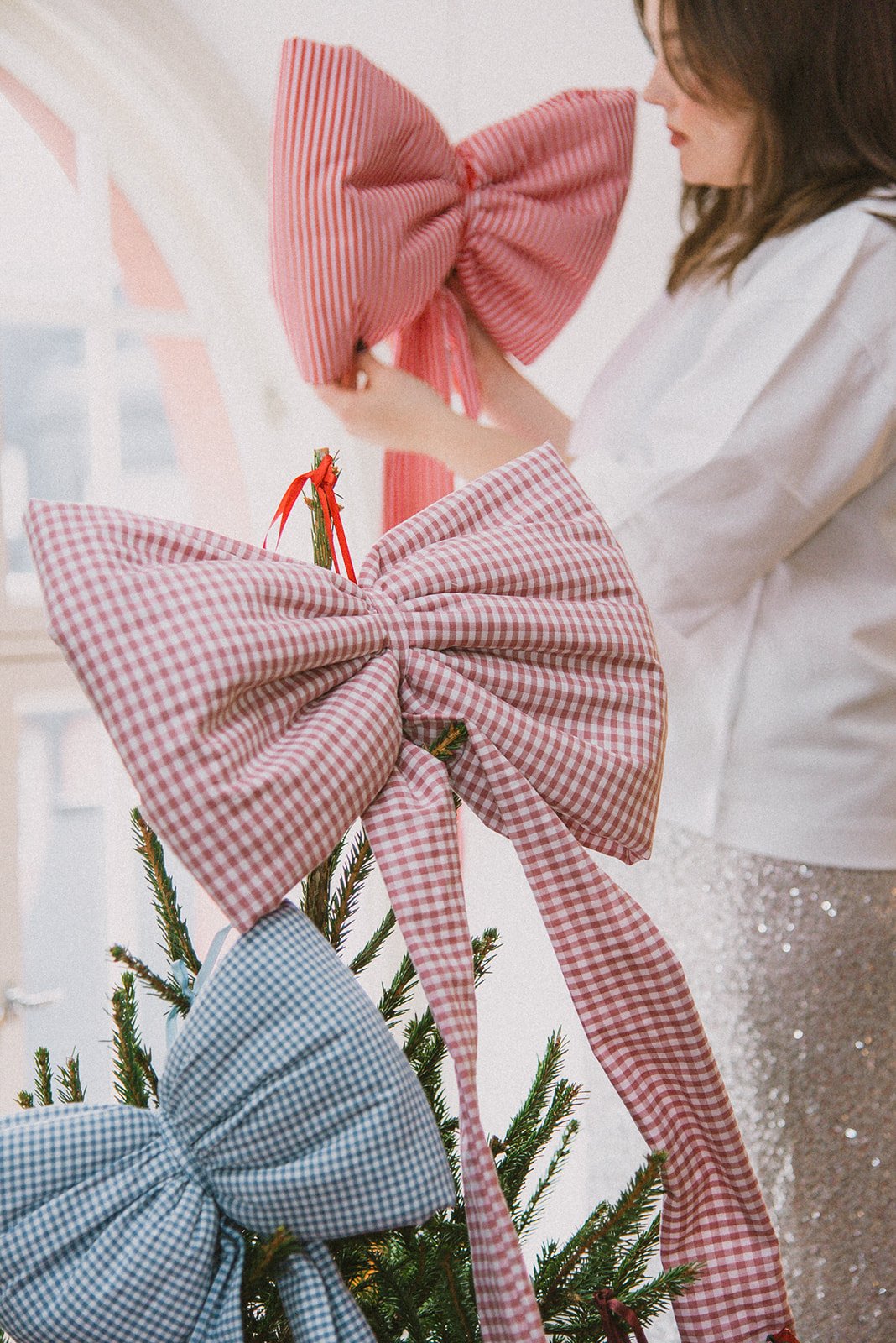 Tuotekuva Edlan jouluruseteista, joita yrittäjä asettelee kuuseen.