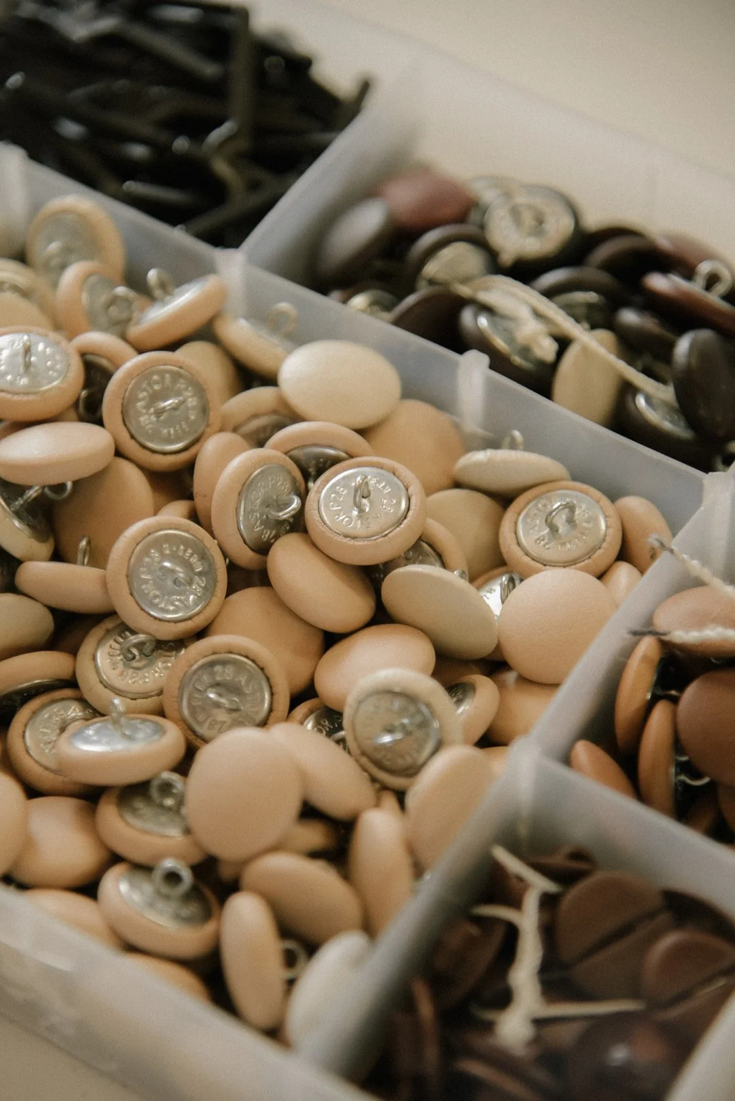 Verhoiluliike Eklundin brändikuvaus, lähikuvaa napeista.