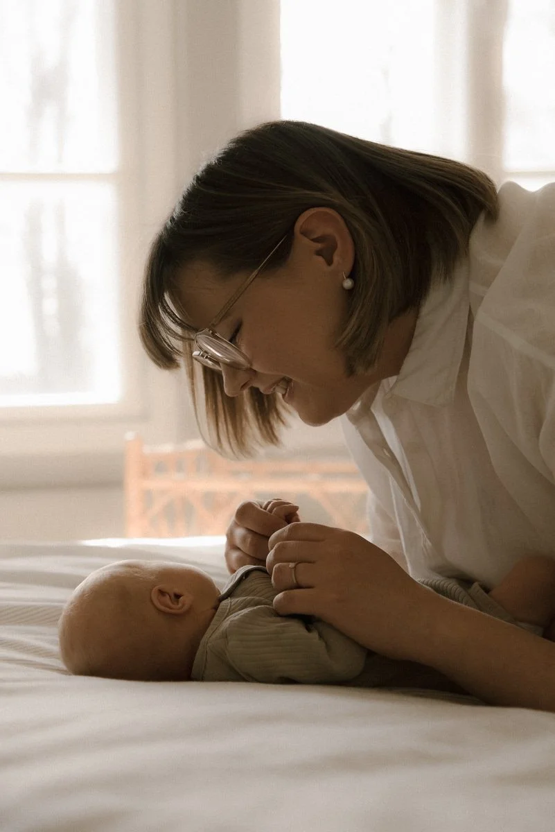 Äiti- ja lapsikuvaus, kuvattu asiakkaan kotona, kuvaaja Heidi Väisänen