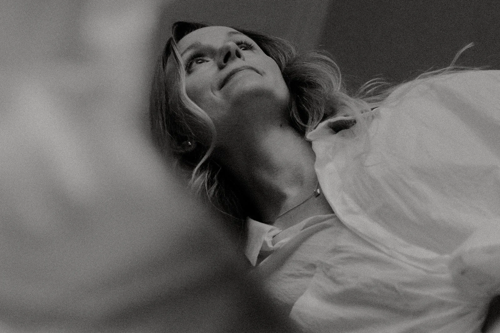 Vaumiin yrityskuvaus. Alaviistosta otettu mustavalkokuva naisyrittäjästä.