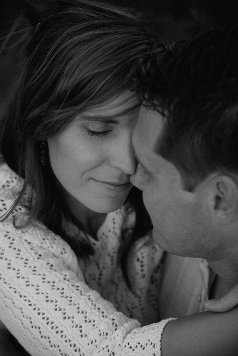 Perhekuvaus Vantaa, toisiaan halaava pariskunta.