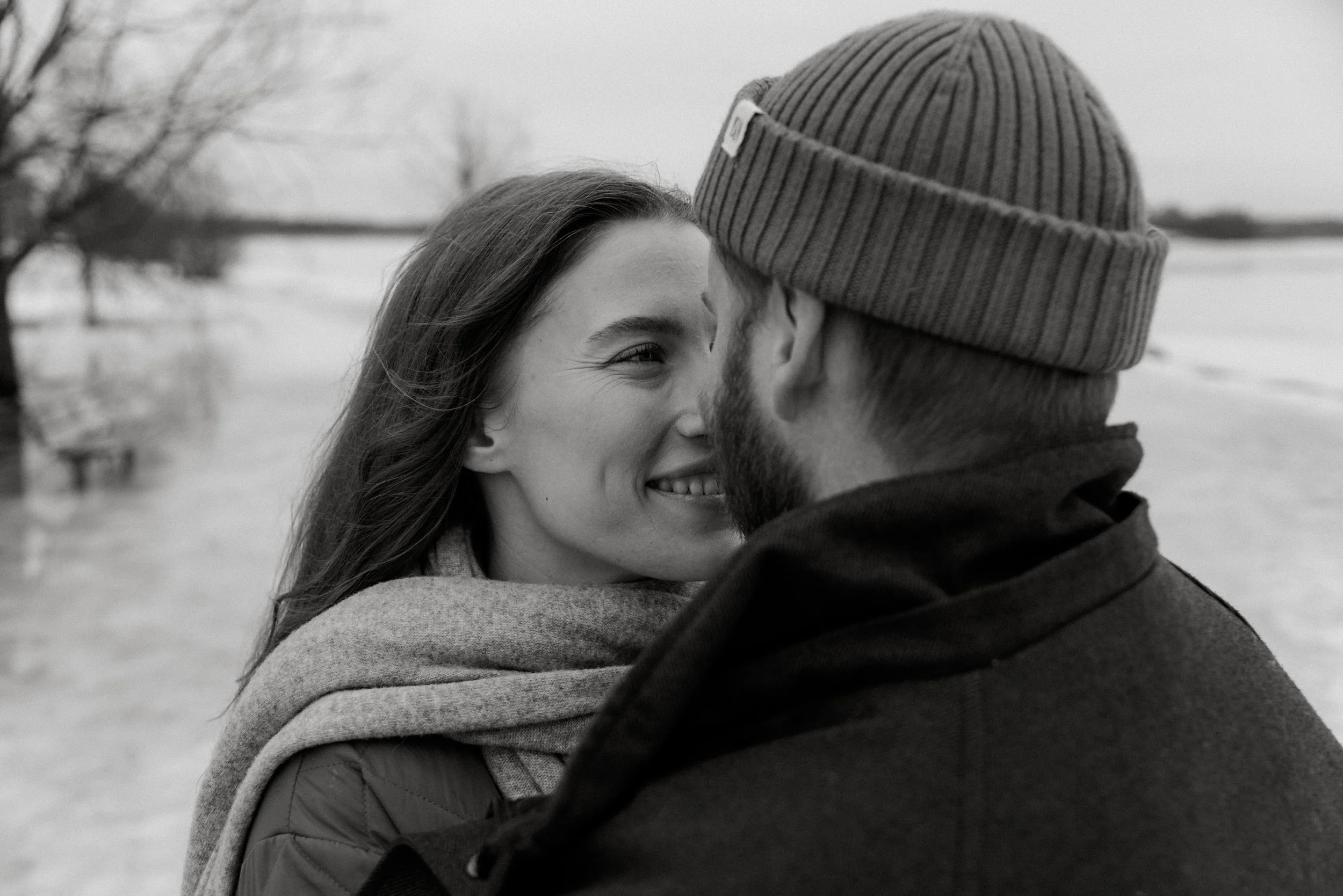 Pariskuntakuva, jossa nainen katsoo miestä silmiin.