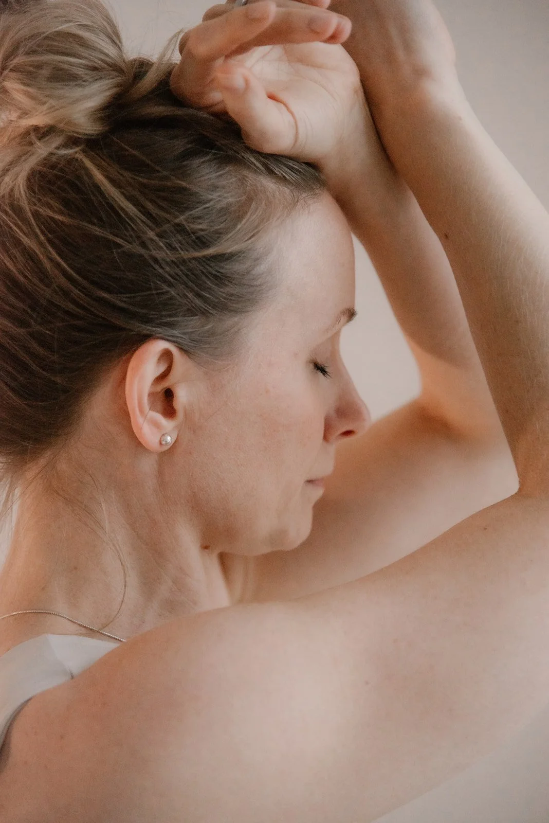 Lähikuva hyvinvointiyrittäjästä. Kuvannut henkilökuvaaja Heidi Väisänen.