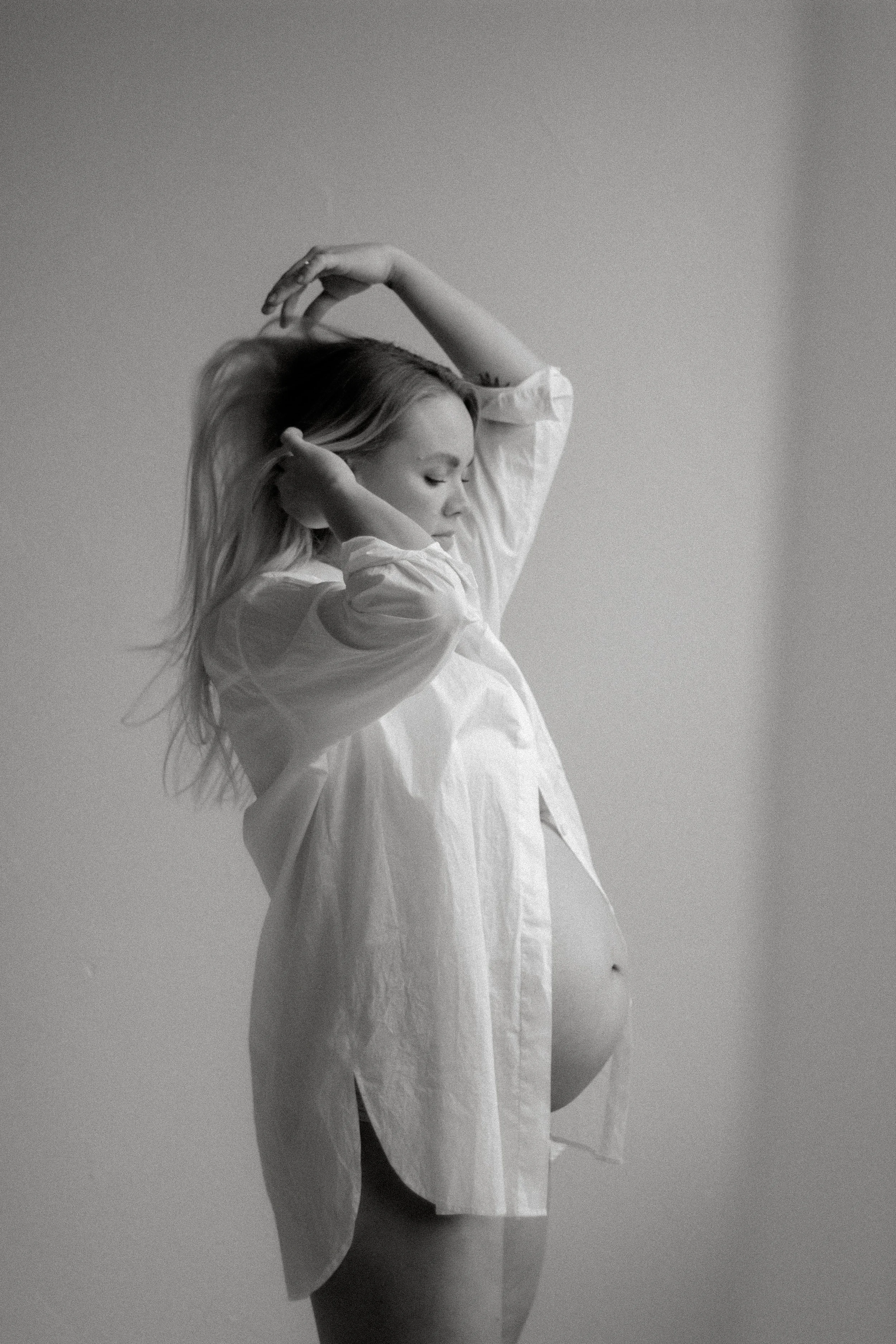 Odottava äiti korjaa kampaustaan studiolla. Kuvan on ottanut odotusajankuvaaja Heidi Väisänen.