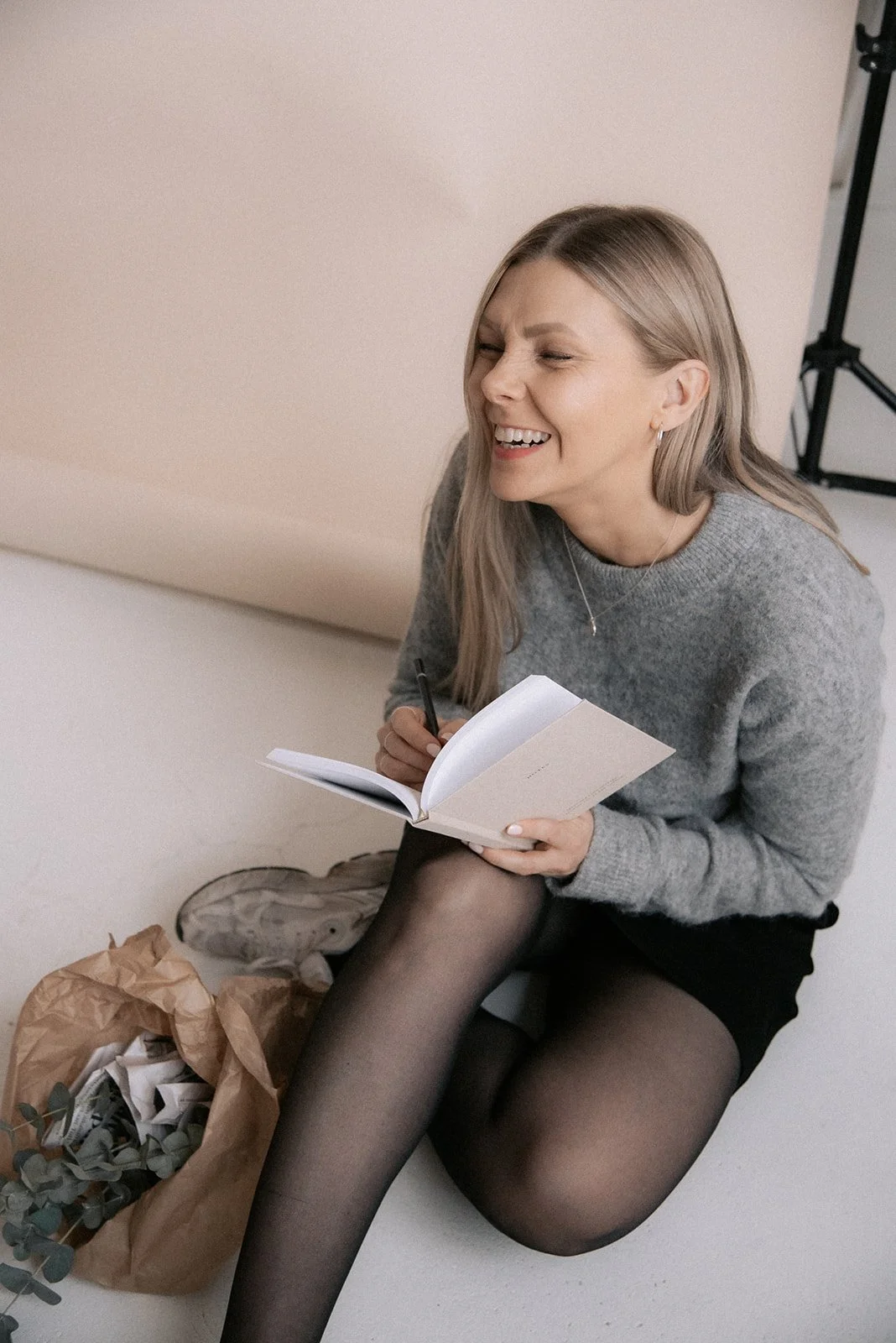 Nauravainen yrittäjä brändikuvassa Heidi Väisäsen studiolla Keravalla.