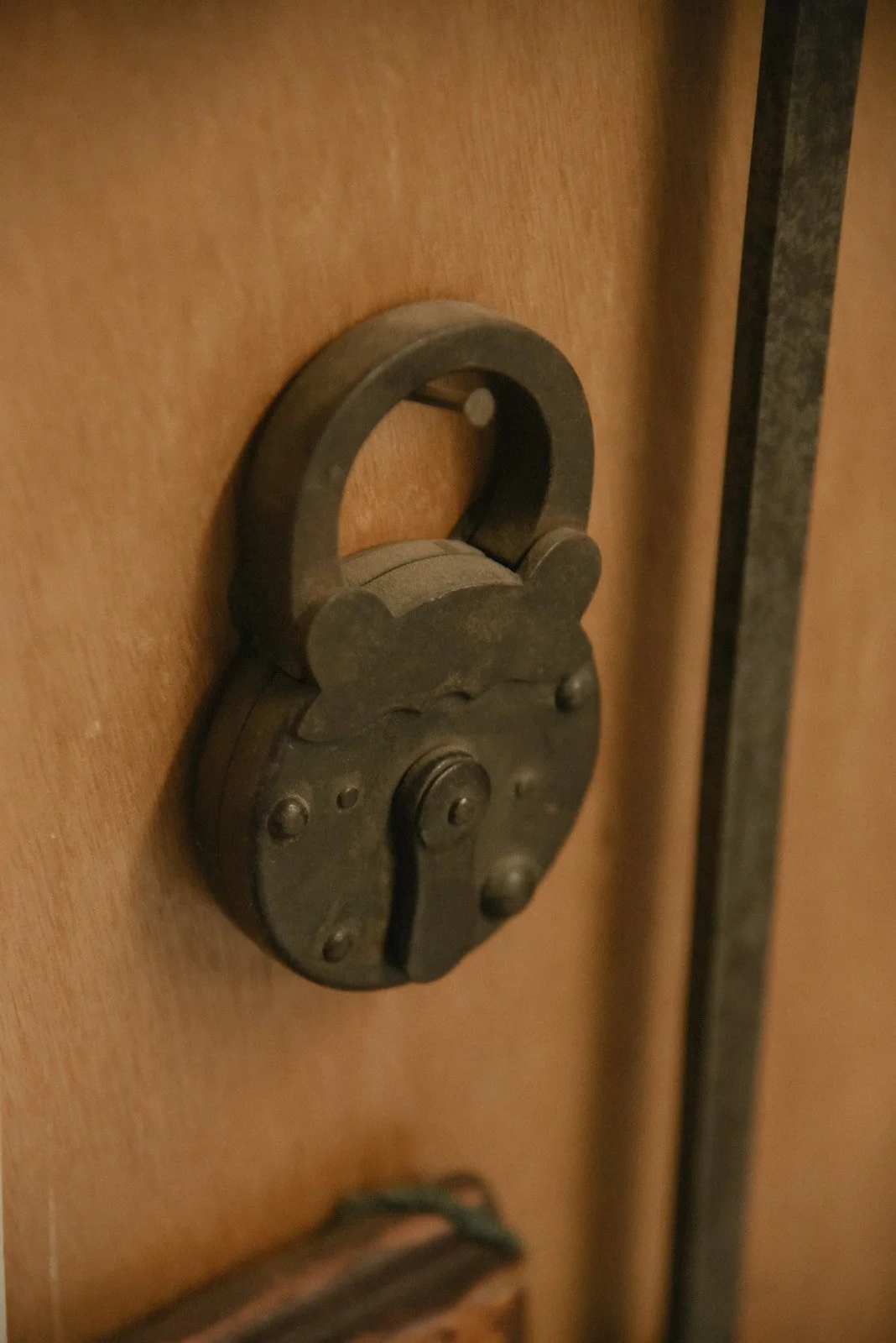 Vanha lukko verhoiluliike Eklundin toimitilassa.