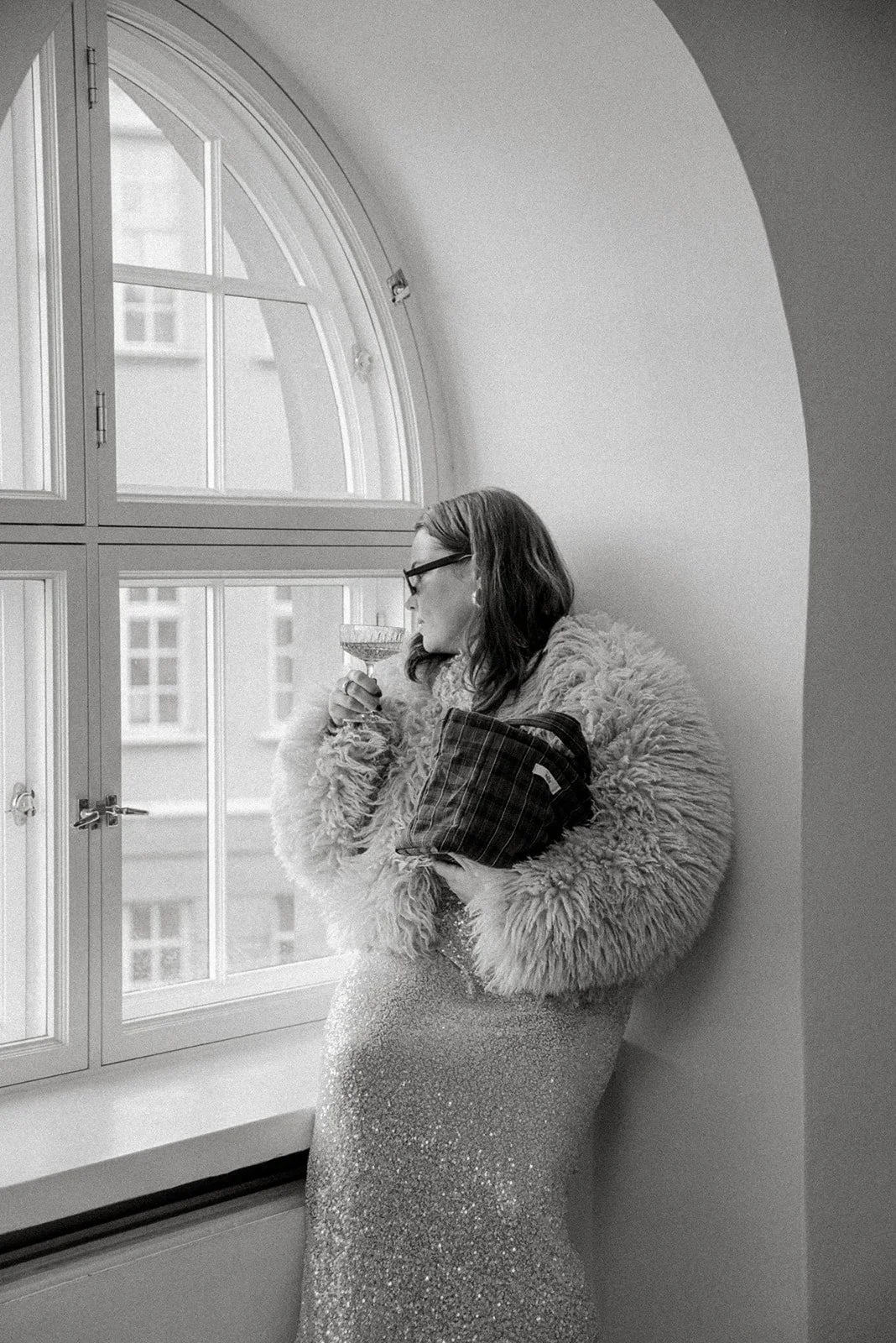 Mustavalkoinen kuva Edlan yrittäjästä brändin laukku kainalossa. Kuvannut brändikuvaaja Heidi Väisänen.