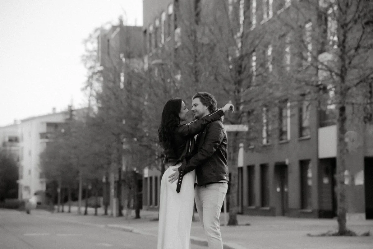 Pariskuntakuvaus keskellä kaupunkia Helsingissä.