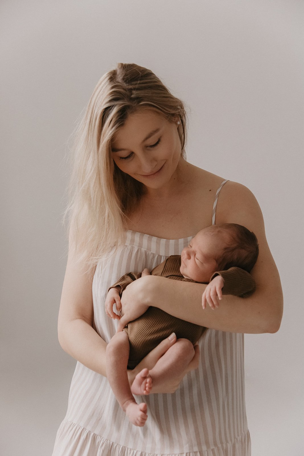 Heidi Väisänen kuvaa vastasyntyneen ensi hetkiä studiollaan Keravalla.