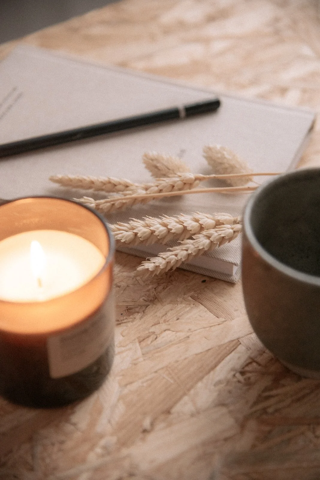 Tunnelmallisessa Heartiven brändikuvassa kynttilä ja kahvikuppi.