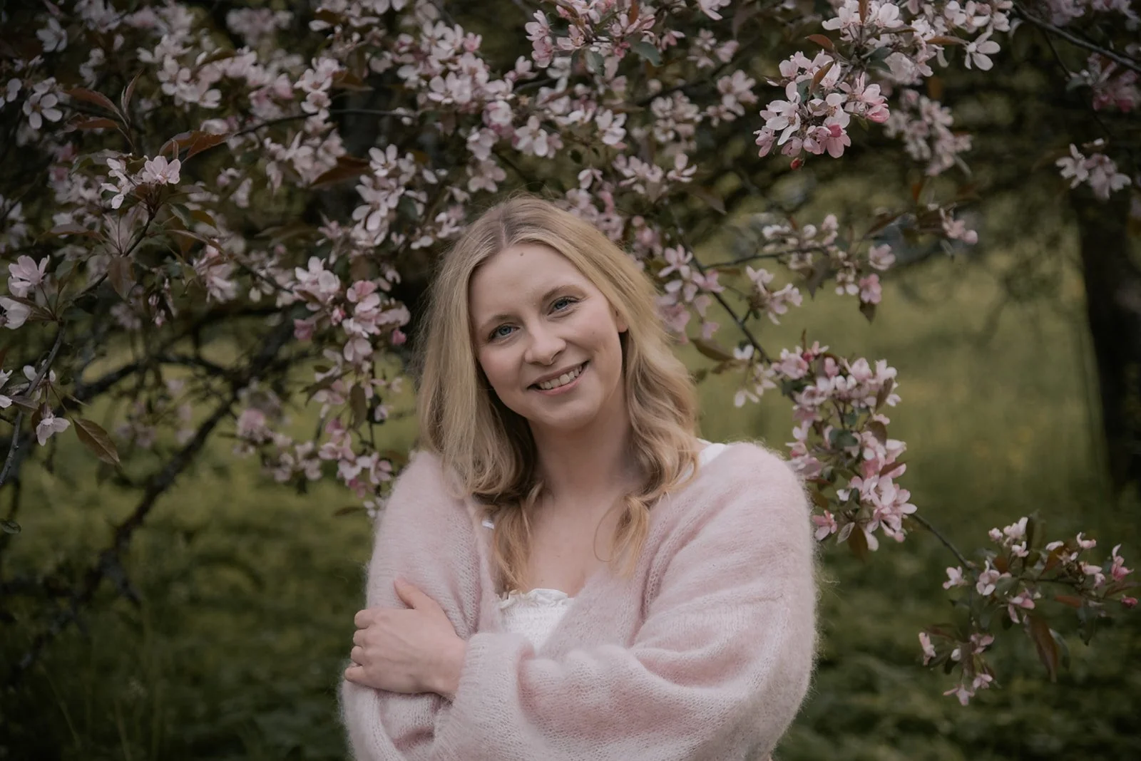 Brändikuvaus kirsikkapuiden edessä. Kuvassa Sunsynnytys naisyrittäjä Jutta Alanen.