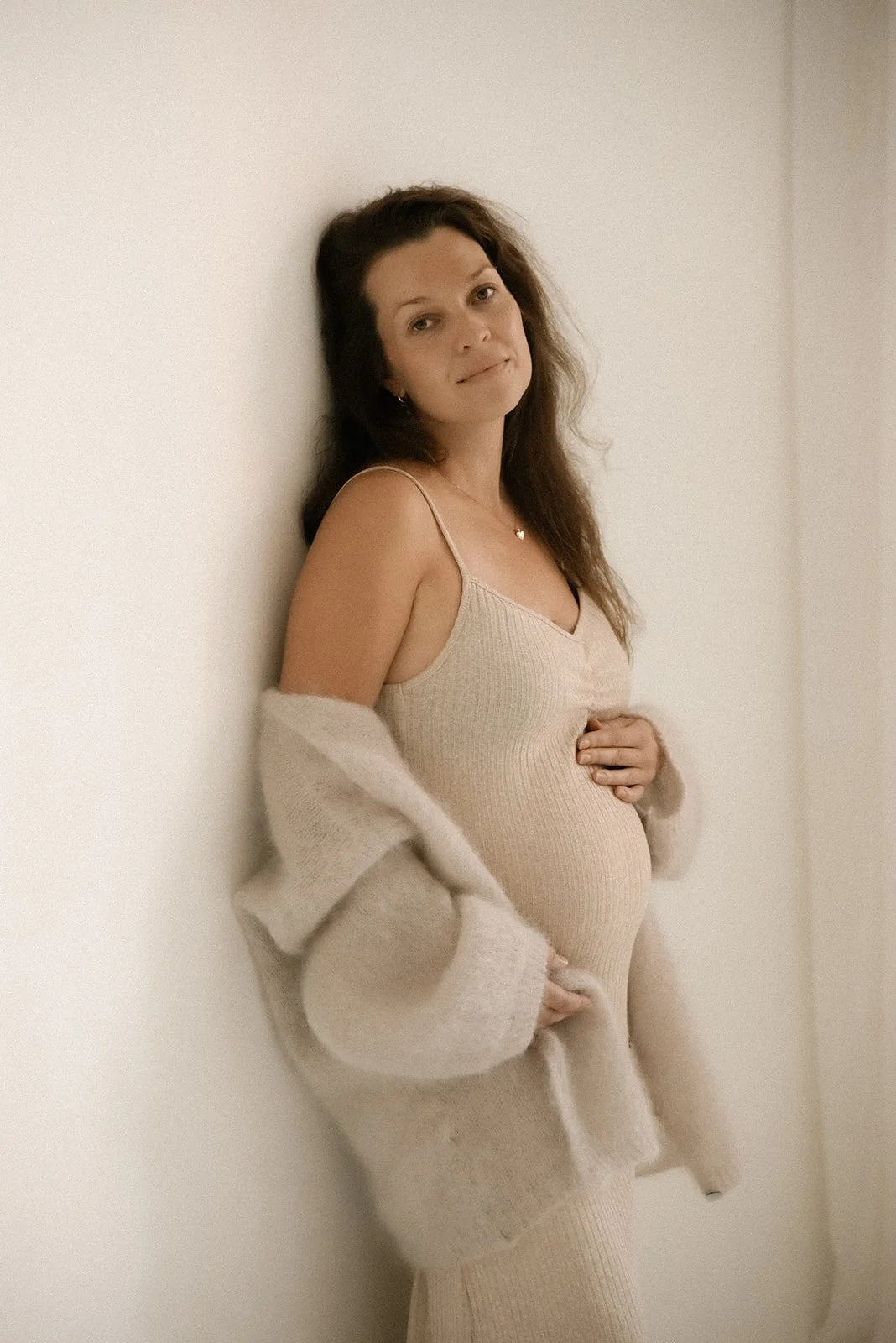 Lempeä ja harmoninen kuva raskaana olevasta äidistä. Kuvan on ottanut odotussajankuvaaja Heidi Väisänen.