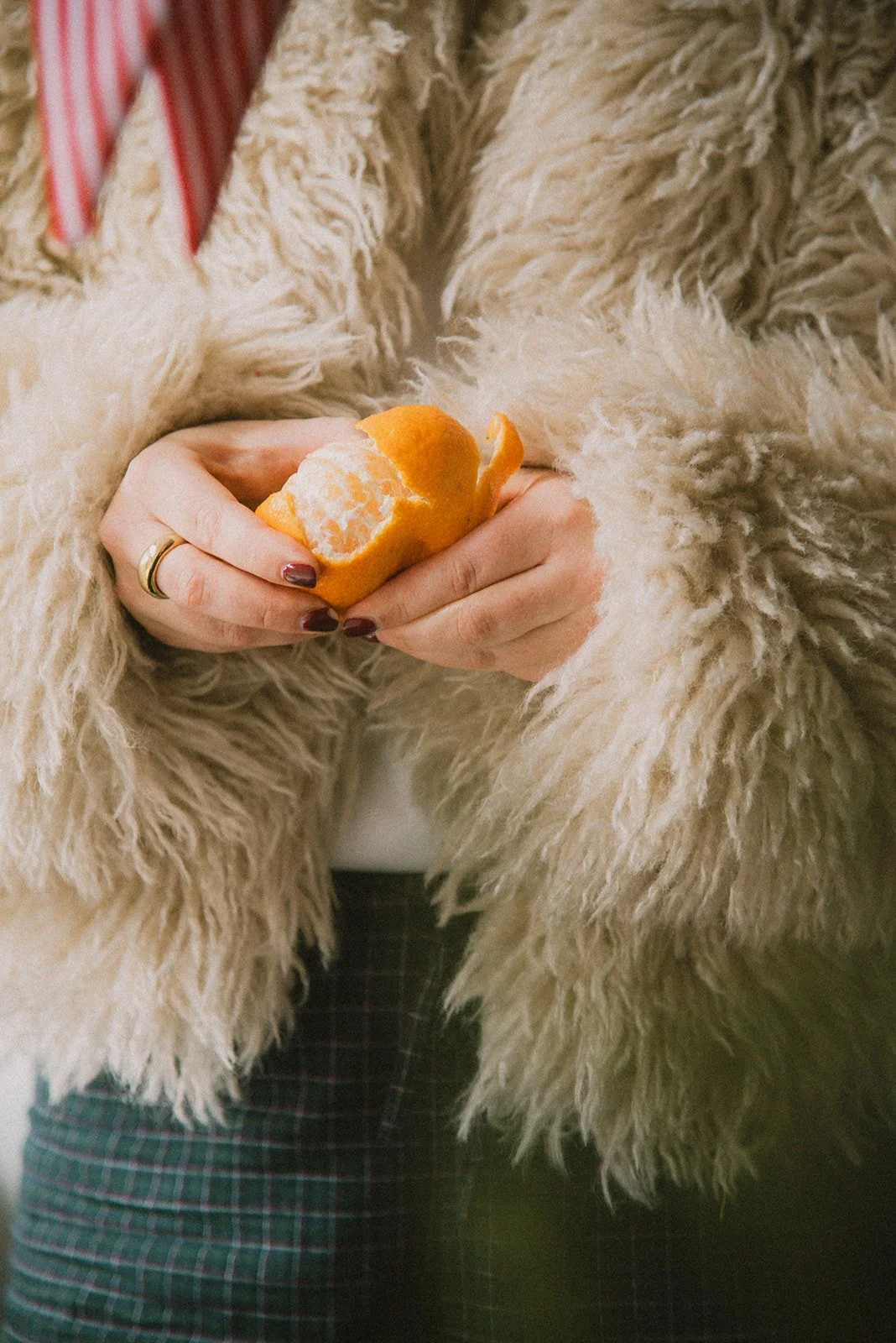 Edlan brändikuvaus, yrittäjä kuorii mandariinia.