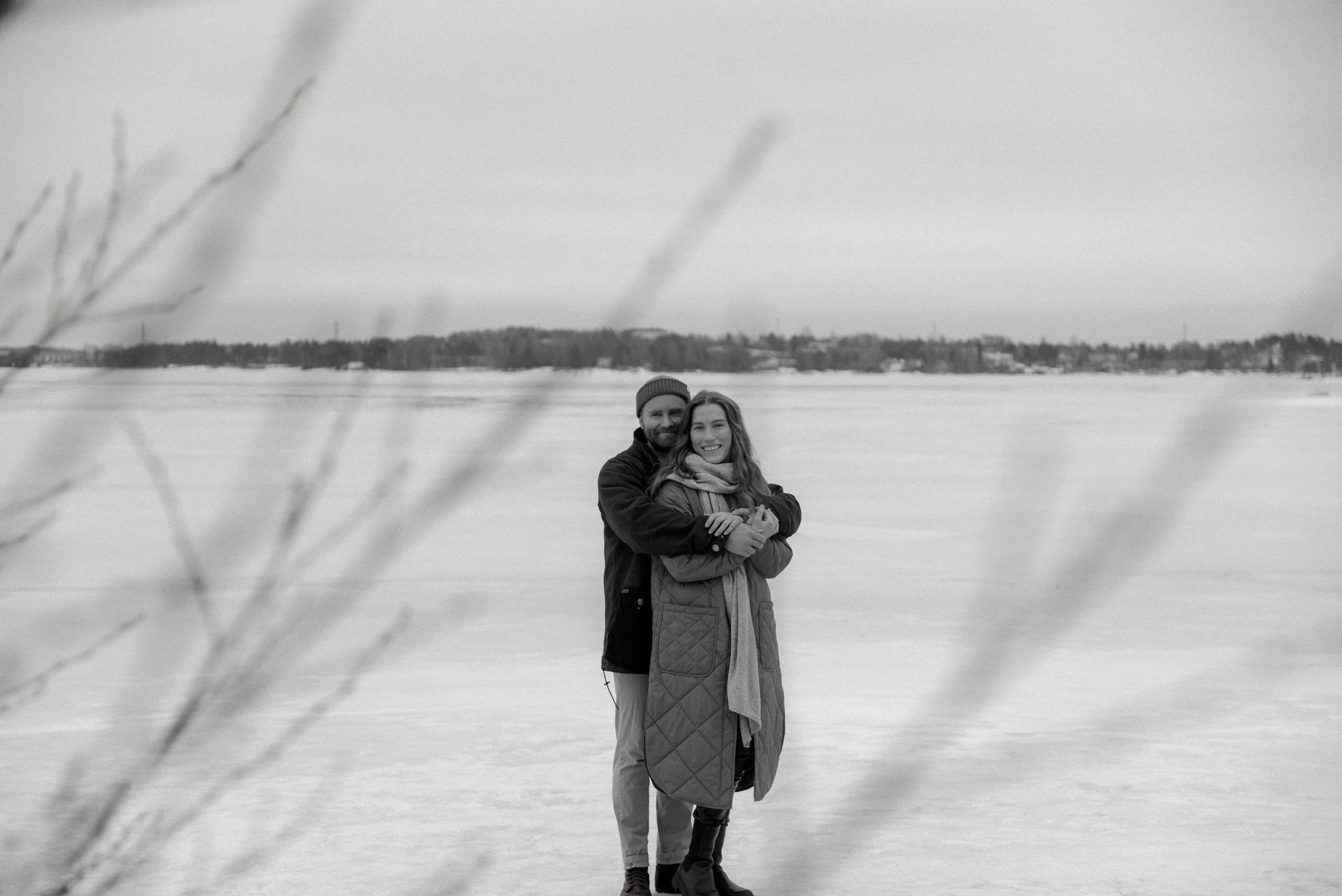 Pariskuntakuvaus järven jäällä.